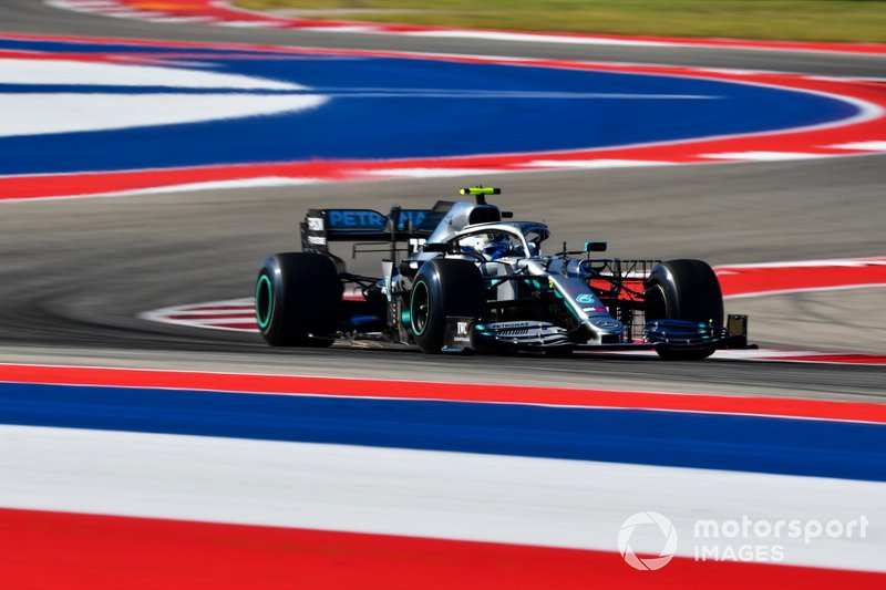 Bottas con il rastrello dietro alla ruota anteriore della Mercedes W10 nelle libere di Austin con gomme 2020