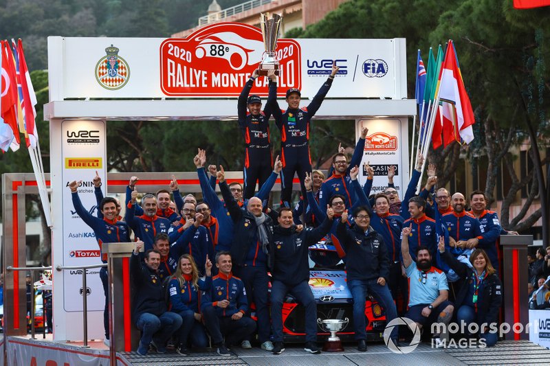 Podium : les vainqueurs Thierry Neuville, Nicolas Gilsoul, Hyundai Motorsport Hyundai i20 Coupe WRC, avec leur équipe