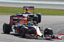 Даніель Ріккардо, Red Bull Racing RB12 випереджає свого товариша по команді Макса Ферстаппена, Red B
