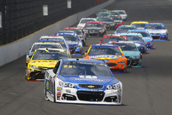 Dale Earnhardt Jr., Hendrick Motorsports Chevrolet, Daniel Suarez, Joe Gibbs Racing Toyota