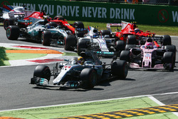 Lewis Hamilton, Mercedes AMG F1 W08, Esteban Ocon, Sahara Force India F1 VJM10, Lance Stroll, Williams FW40, Kimi Raikkonen, Ferrari SF70H, the rest of the field at the start