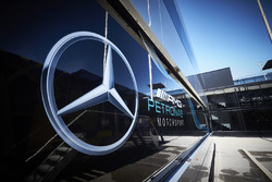 Лого Mercedes на моторхоумі