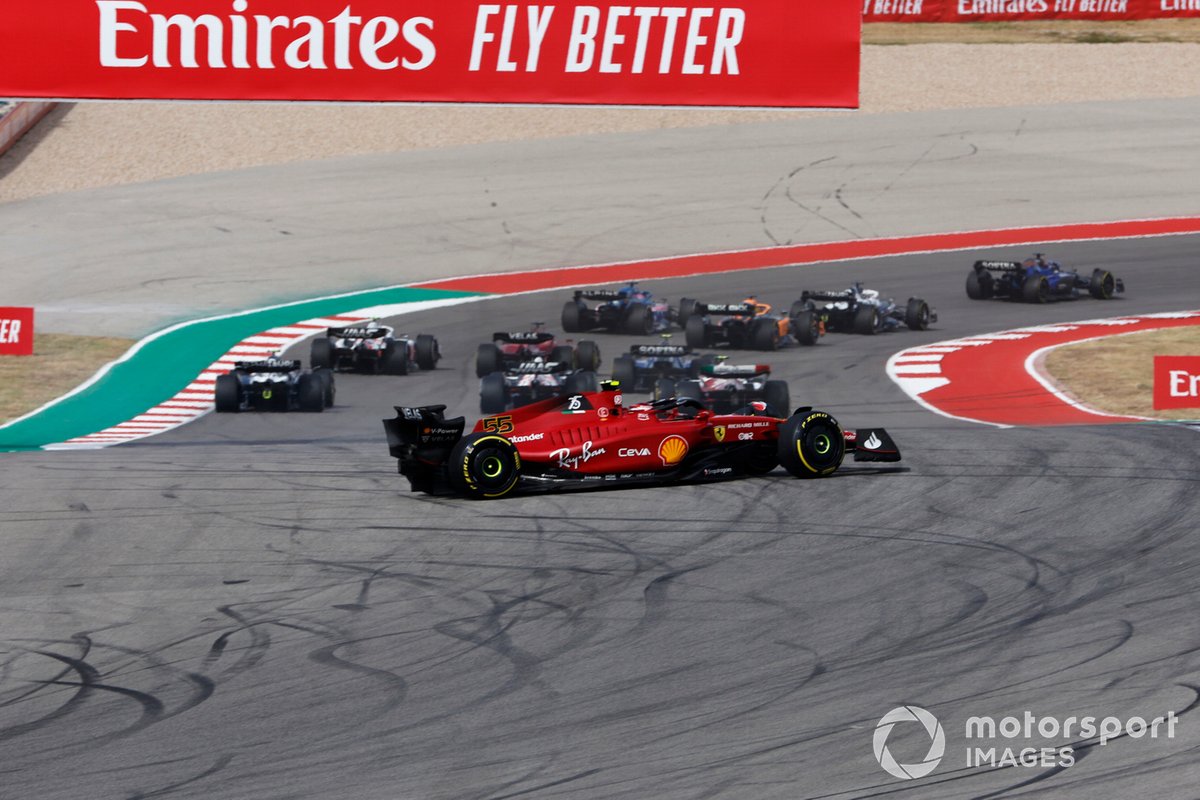 Carlos Sainz, Ferrari F1-75, hace un trompo en la primera curva de la primera vuelta