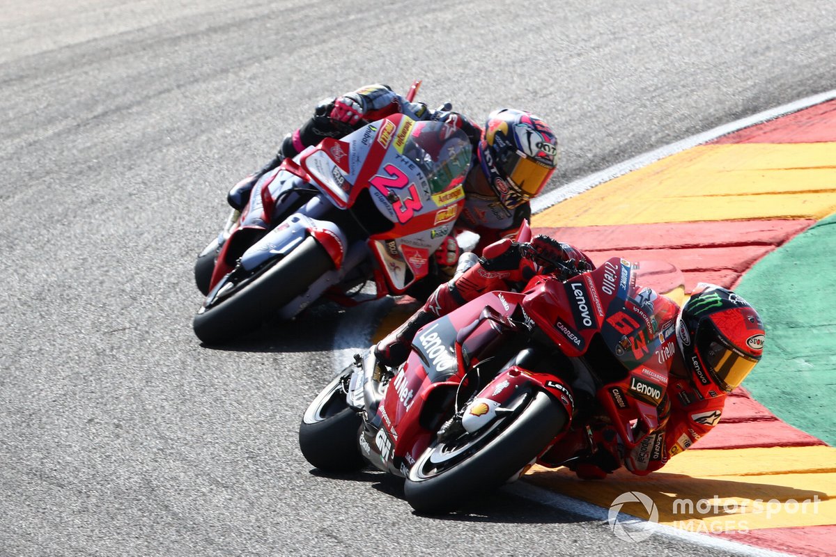 Pembalap Ducati, Francesco Bagnaia, berduel dengan pembalap Gresini Racing, Enea Bastianini, di MotoGP Aragon 2022