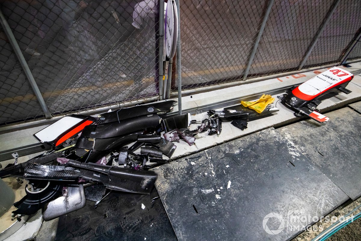 Restos del Haas VF-22 de Mick Schumacher tras su accidente en Yeda.