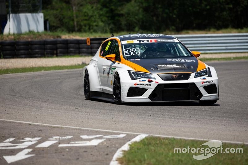CUPRA TCR en piste lors des sélections