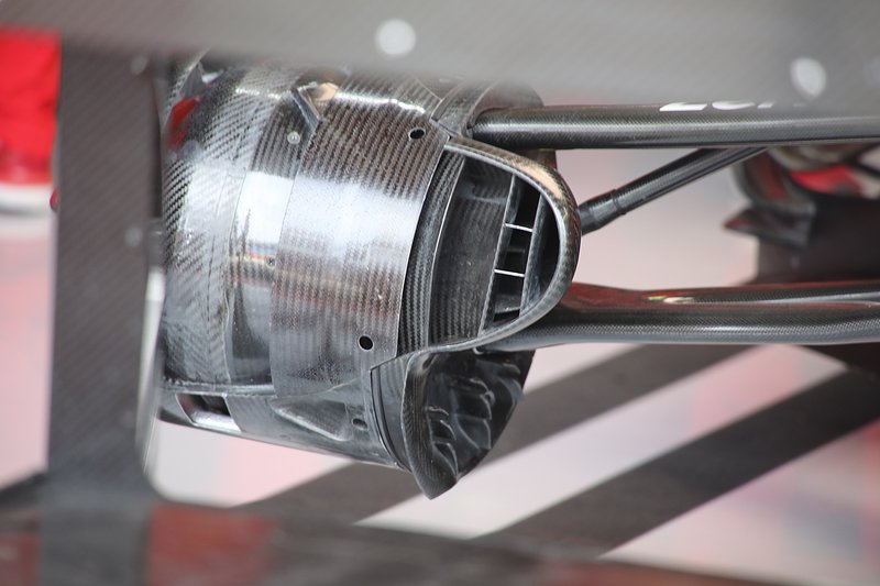 Ferrari SF90: i deviatori di flusso con i soffiaggi sotto alla presa d'aria dei freni della brake duct