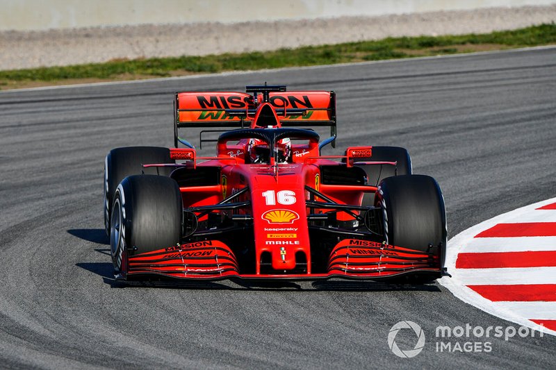Charles Leclerc sulla Ferrari SF1000 che ha mantenuto un muso simile a quello del 2019