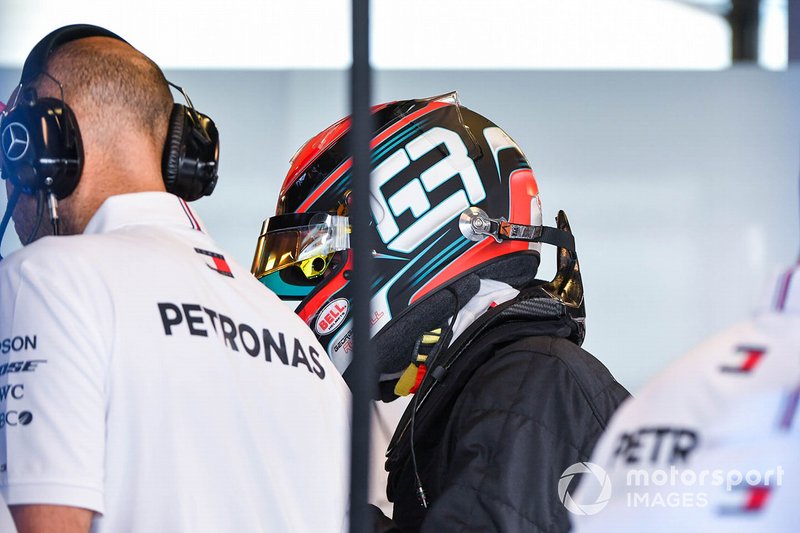 George Russell con i tecnici Mercedes durante il test Pirelli ad Abu Dhabi