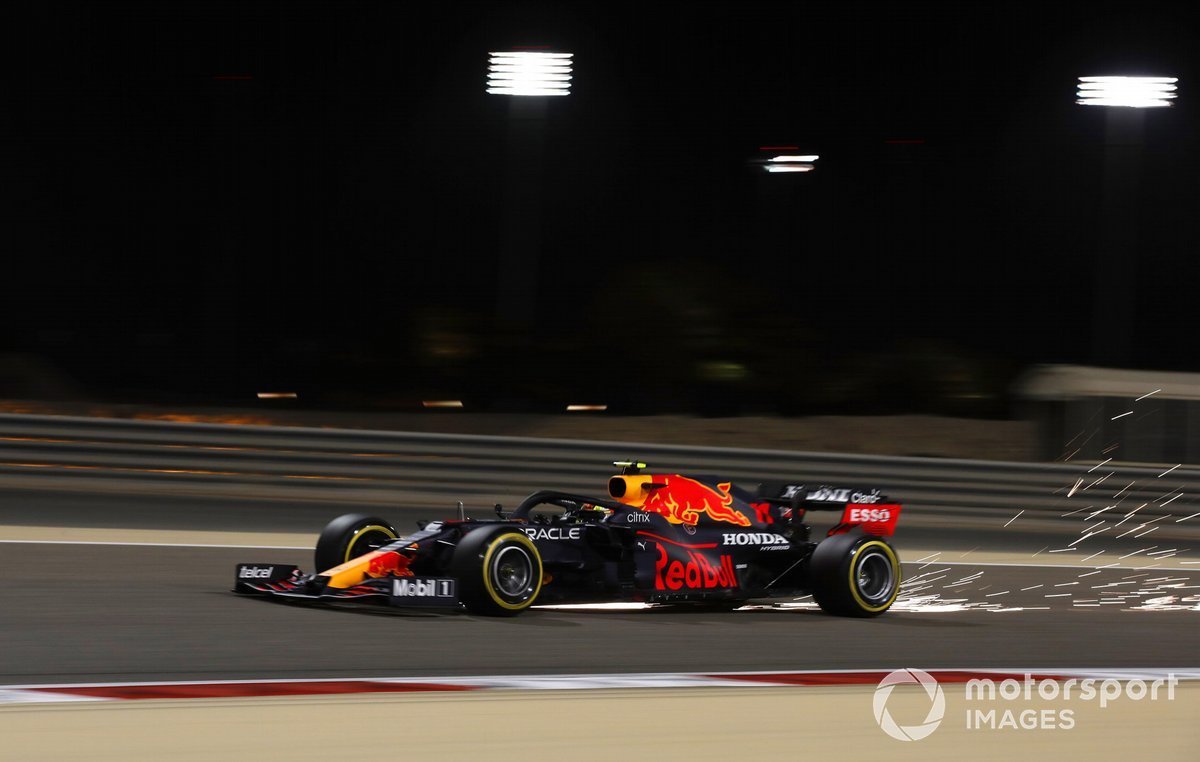 Sergio Pérez, Red Bull Racing RB16B, saca algunas chispas
