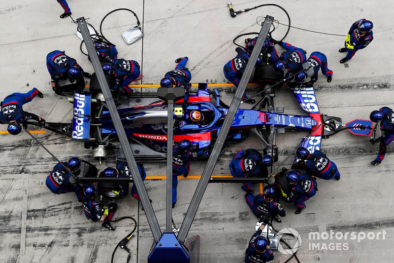 Alexander Albon, Toro Rosso STR14, effectue un arrêt au stand