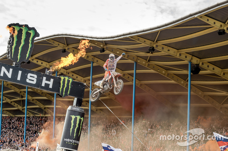 Jeffrey Herlings komt over de finish na de eerste manche en is wereldkampioen.
