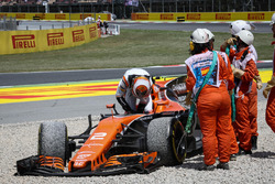 Marshals recover the car of race retiree Stoffel Vandoorne, McLaren MCL32 after crashing out of the