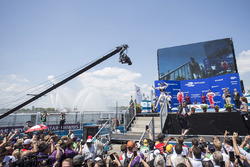 Podio: il vincitore Sam Bird, DS Virgin Racing, il secondo classificato Felix Rosenqvist, Mahindra R