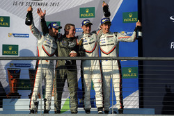 Winnaars Timo Bernhard, Earl Bamber, Brendon Hartley, Porsche Team