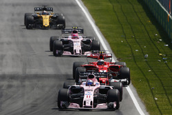 Серхио Перес, Sahara Force India F1 VJM10, Кими Райкконен, Ferrari SF70H, Эстебан Окон, Sahara Force