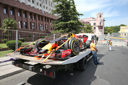 The Red Bull Racing RB12 Даніеля Ріккардо, Red Bull Racing, повертається назад в бокси в кузові вант