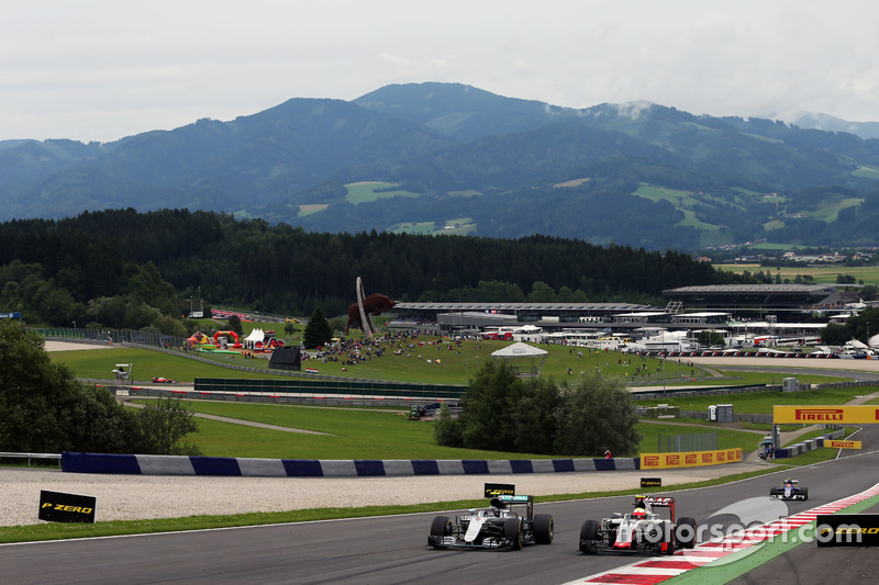 Nico Rosberg, Mercedes AMG F1 W07 Hybrid en Esteban Gutierrez, Haas F1 Team VF-16
