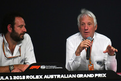 Charlie Whiting, FIA Delegesi, Matteo Bonciani, FIA Medya Delegesi, basın toplantısında