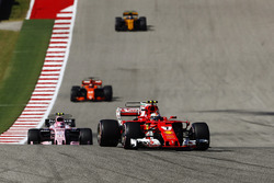 Кими Райкконен, Ferrari SF70H, Эстебан Окон, Sahara Force India F1 VJM10, и Фернандо Алонсо, McLaren