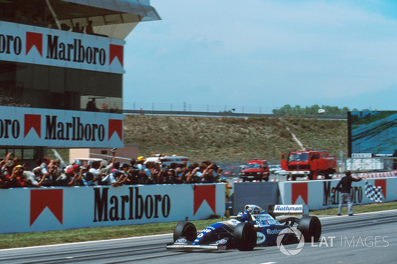 Деймон Хілл, Williams FW16 перетинає картатий прапор та перемагає