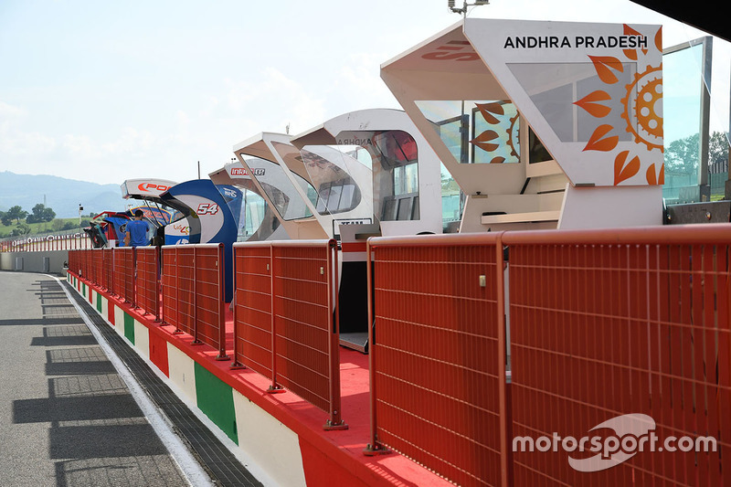 Pitlane atmosphere
