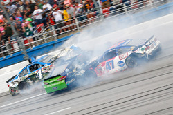 Crash mit Ricky Stenhouse Jr., Roush Fenway Racing Ford, und Kevin Harvick, Stewart-Haas Racing Chev