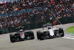 Valtteri Bottas, Williams FW38 y Jenson Button, McLaren MP4-31