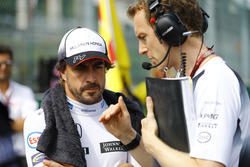 Fernando Alonso, McLaren talks to engineer Mark Temple