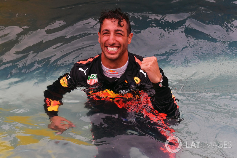 Переможець Даніель Ріккардо, Red Bull Racing, з командою