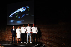 Paddy Lowe, Claire Williams, Lance Stroll, Sergey Sirotkin y Robert Kubica en el escenario en el lanzamiento de la FW41