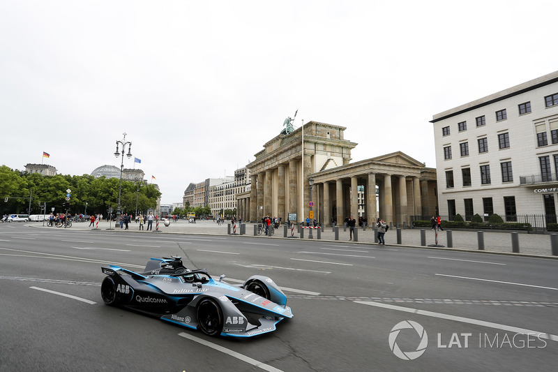 Formula 1 World Champion Nico Rosberg, Gen2 Formula E aracını Berlin sokaklarında sürüyor
