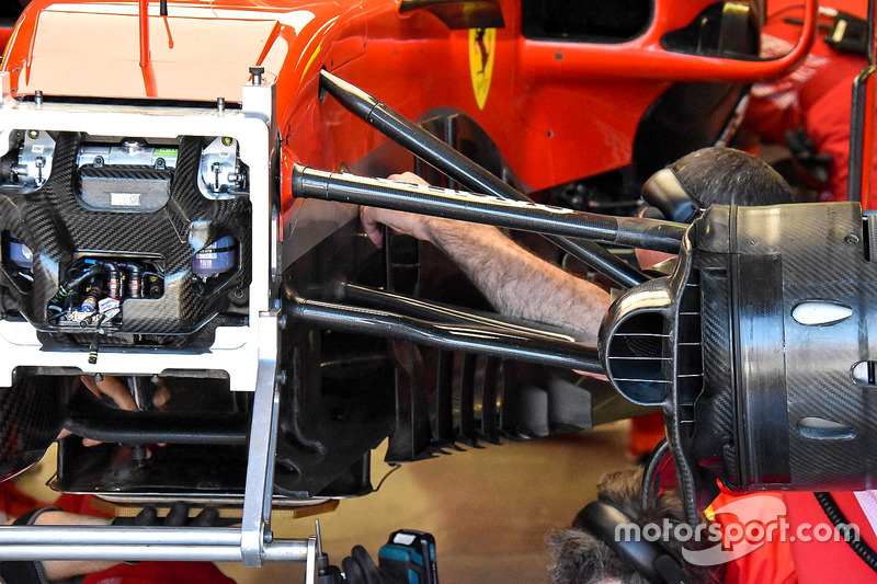 Barcaza y cambio de piso en el Ferrari SF71H de Kimi Raikkonen
