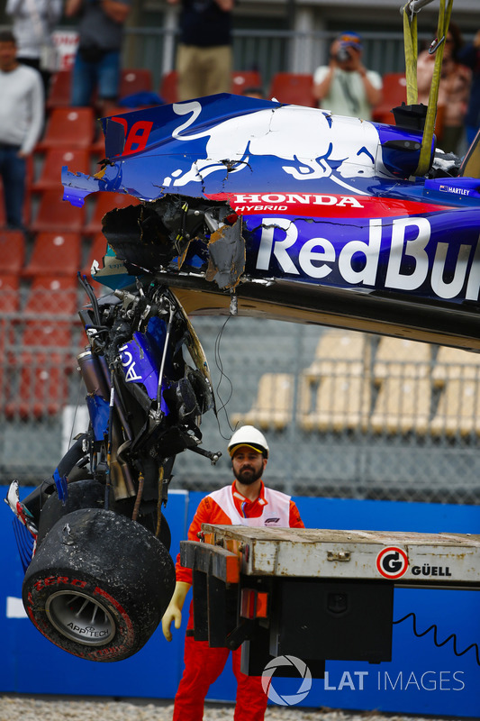 Эвакуация с трассы разбитого автомобиля STR13 Брендона Хартли, Scuderia Toro Rosso