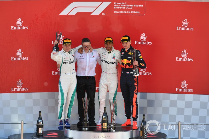 Hamilton tarolt a Mercedesszel Barcelonában - F1 2018
