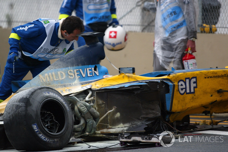 Personal médico asisten a Fernando Alonso, Renault F1 Team en pista