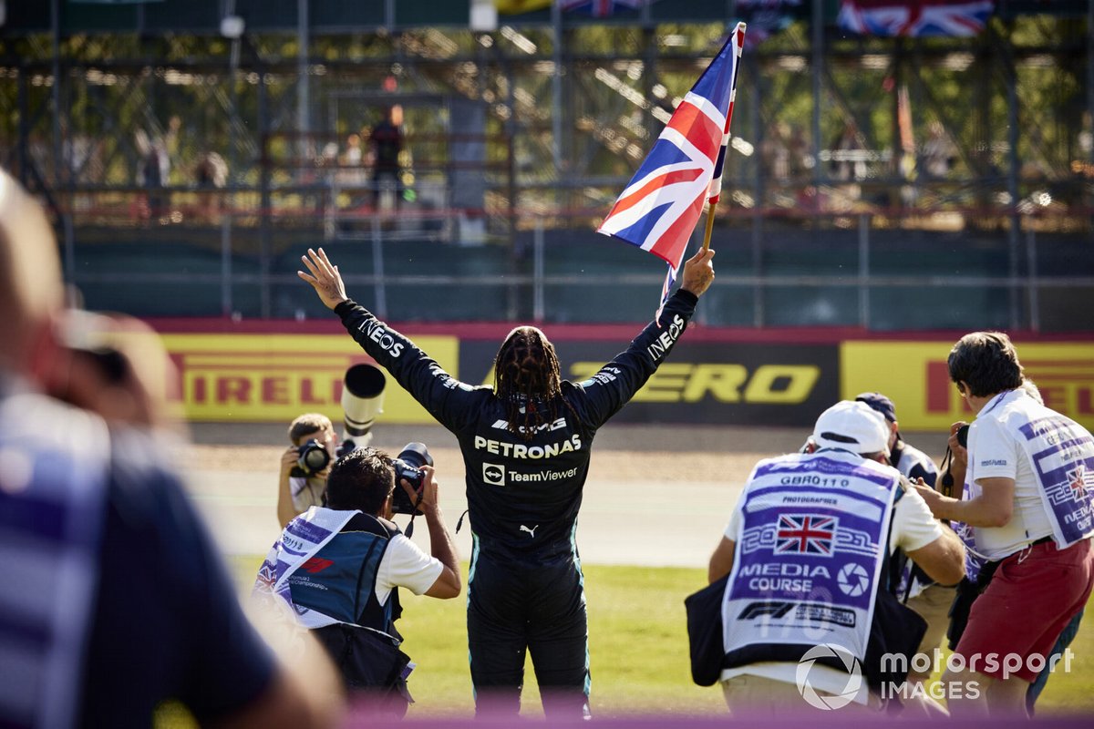 Lewis Hamilton viert zeer uitgebreid zijn overwinning op Silverstone.