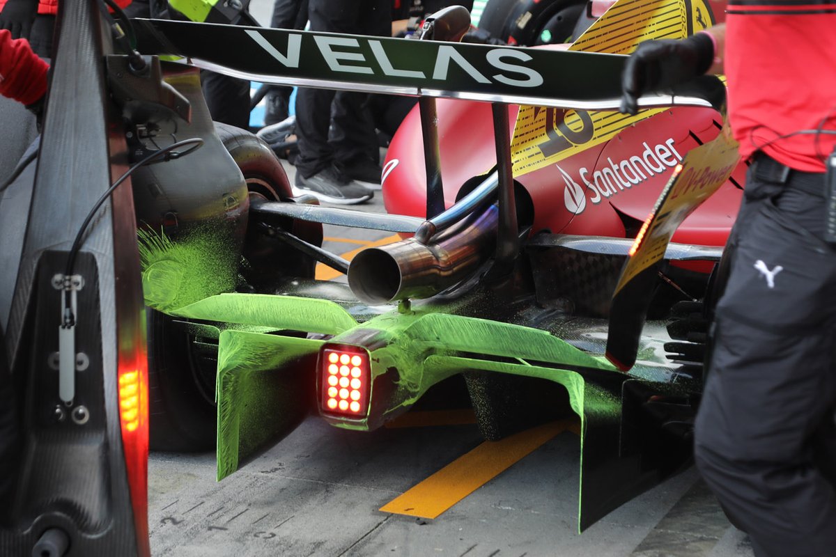 La Ferrari F1-75 con la vernice flov-viz che mette in evdienza l'unica beam wing