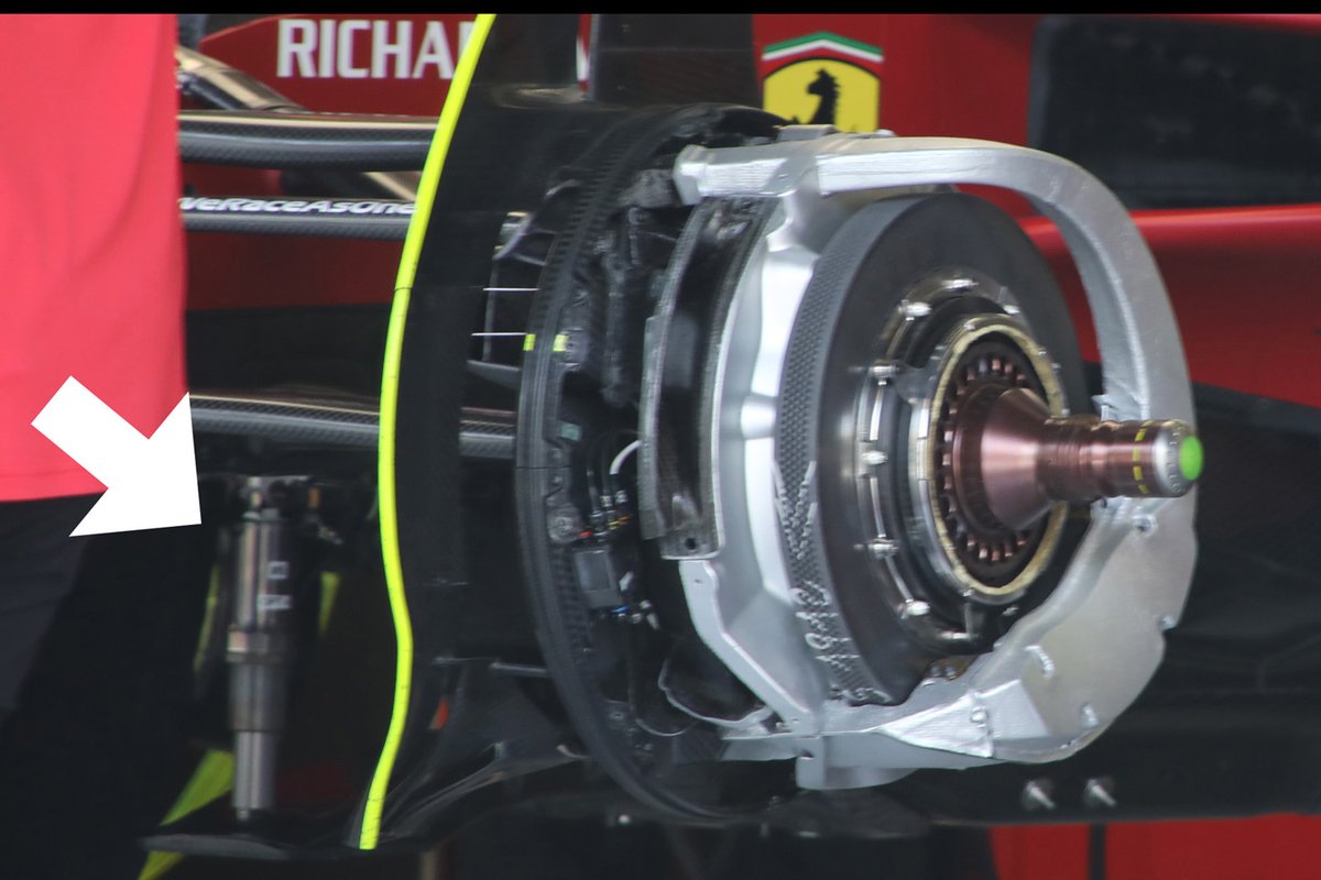 Detalle de la bandeja T de Ferrari F1-75