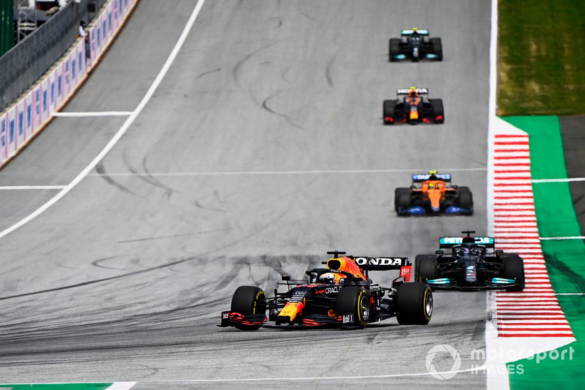 Max Verstappen, Red Bull Racing RB16B, Lewis Hamilton, Mercedes W12, Lando Norris, McLaren MCL35M, dan Sergio Perez, Red Bull Racing RB16B