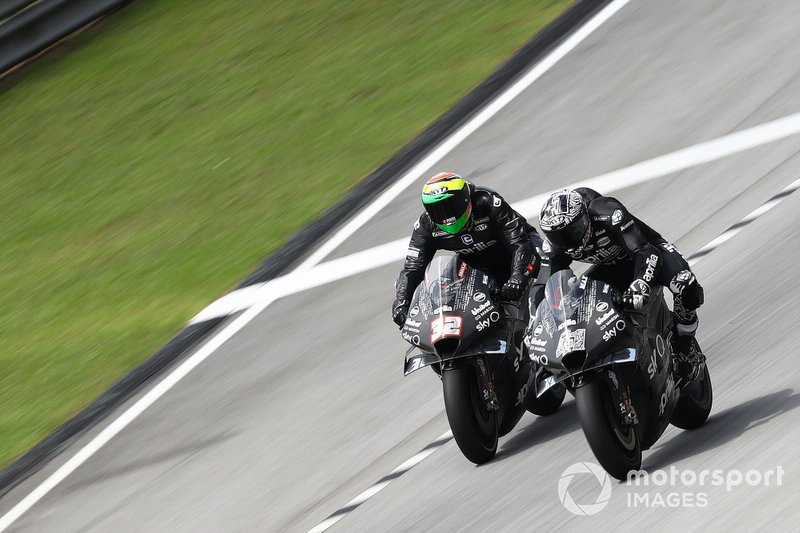 Aprilia-coureurs Aleix Espargaro en Lorenzo Savadori (reserve) tijdens de test in Sepang