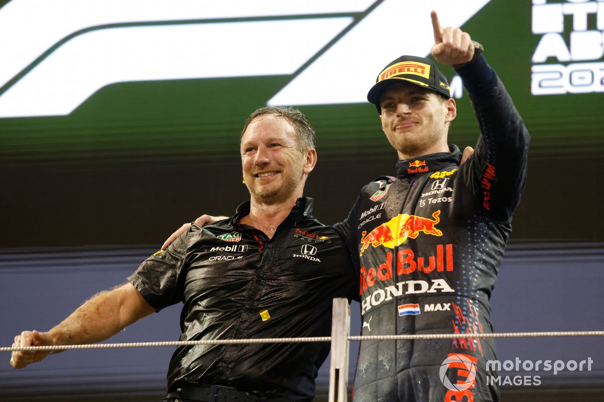 Christian Horner, Team Principal, Red Bull Racing, Max Verstappen, Red Bull Racing, berselebrasi di podium