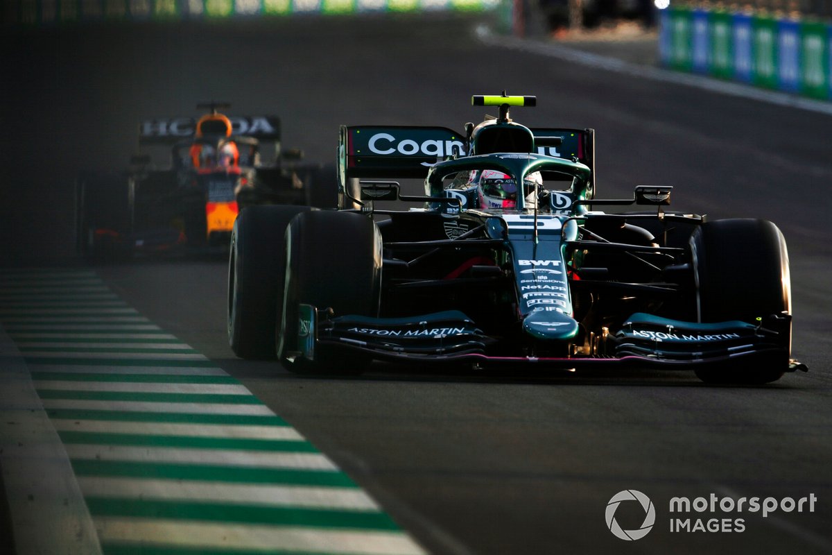 Sebastian Vettel, Aston Martin AMR21, Max Verstappen, Red Bull Racing RB16B