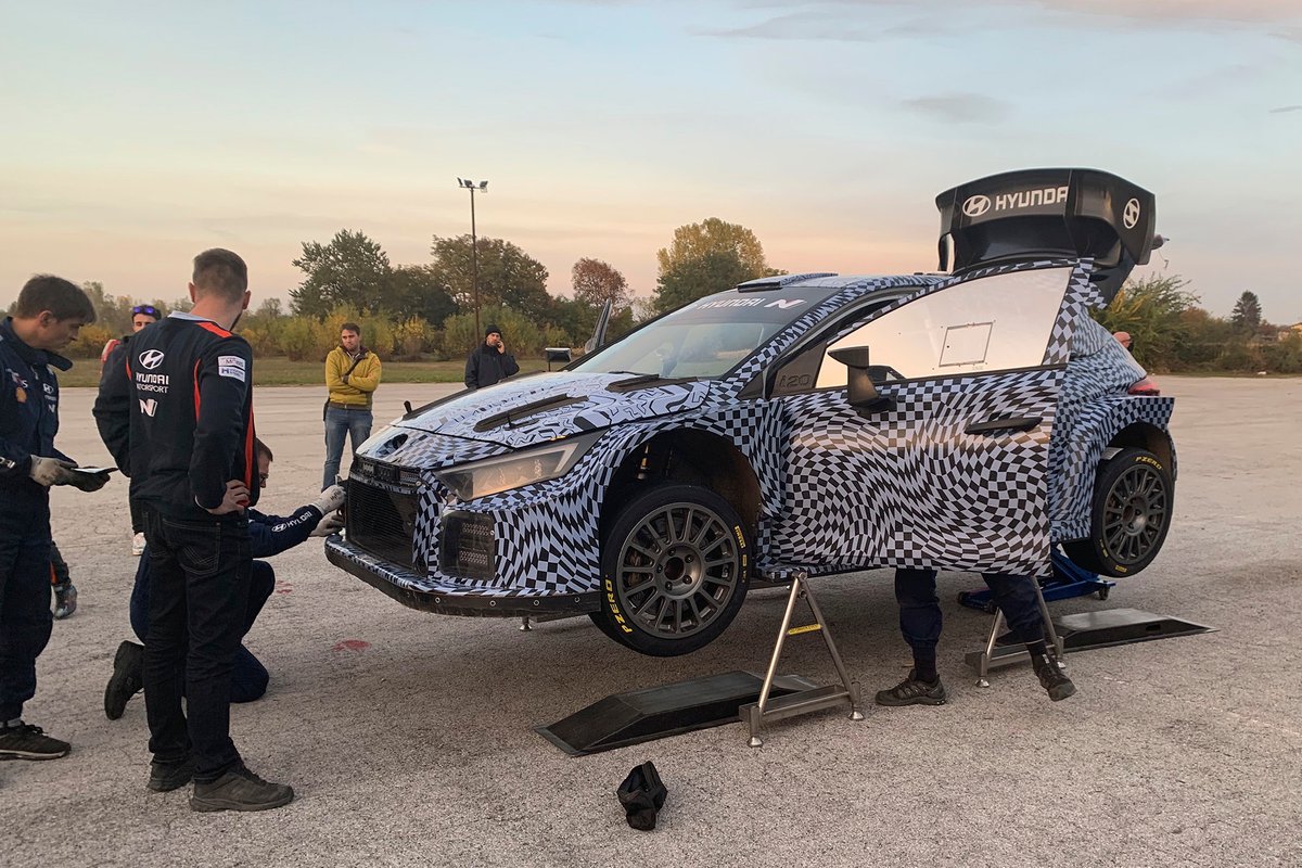 Экипаж Тьерри Невилля и Мартейна Видеге на тестах Hyundai i20 Rally1