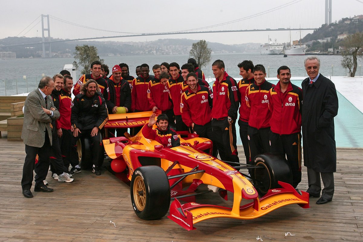 Para pemain Galatasaray berfoto dengan mobil Superleague Formula klub