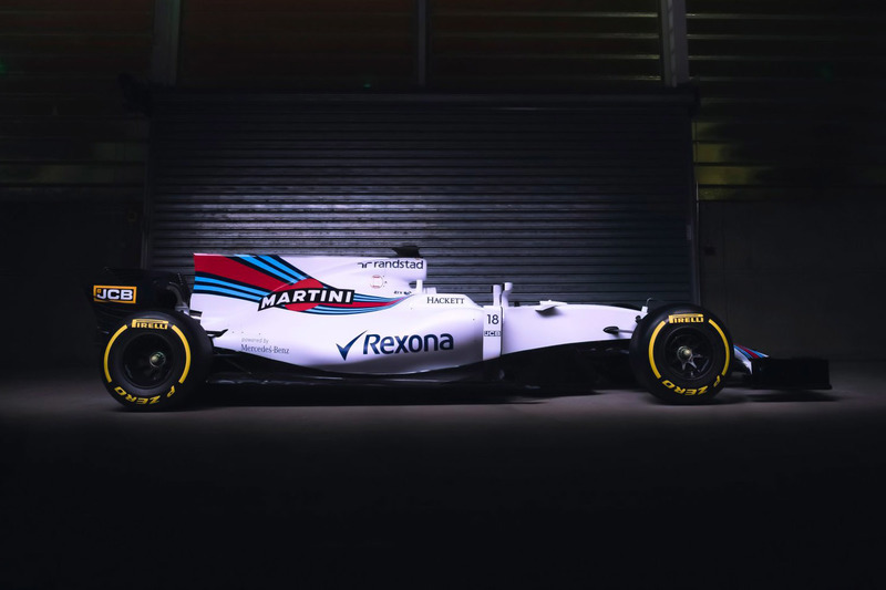 De Williams FW40 met een onmiskenbaar grote haaienvin en met het nummer 18 van Lance Stroll