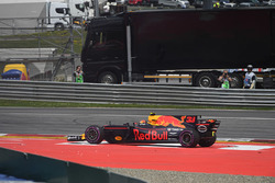 Max Verstappen, Red Bull Racing RB13 kaza yapıyor