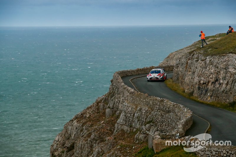 Mantan pereli Toyota Gazoo Racing, Kris Meeke, ketika mengendarai Yaris WRC di pinggir tebing yang menjadi SS dalam Reli Wales-Inggris Raya 2019.