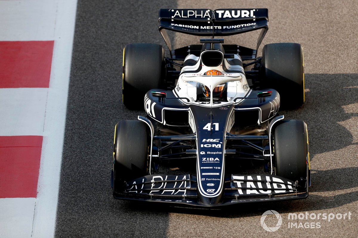 Nyck de Vries test voor AlphaTauri in Abu Dhabi.