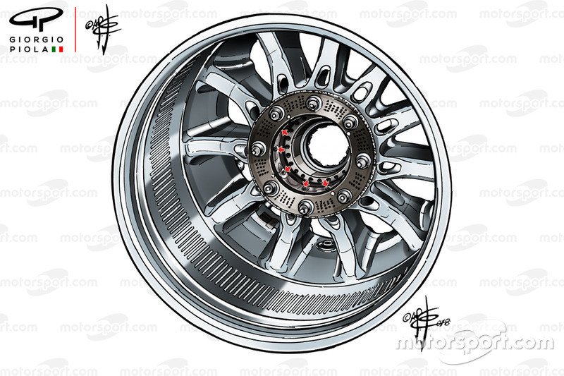 Mercedes F1 AMG W09, dettaglio del cerchio forato